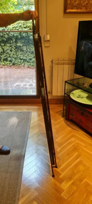 Estantería de hierro y madera