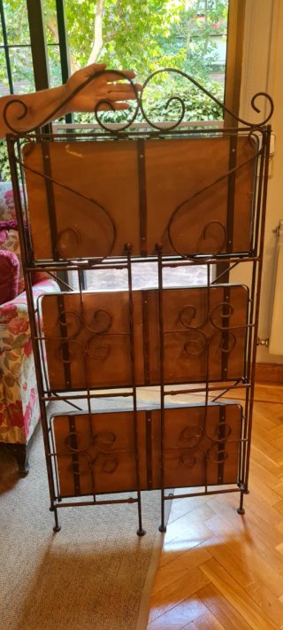 Estantería de hierro y madera