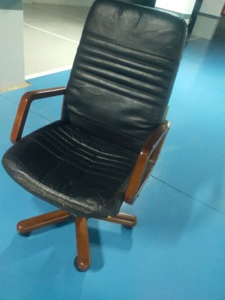 Silla de oficina giratoria de cuero