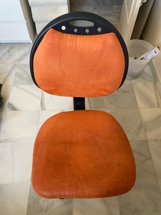 Silla de escritorio naranja y negra