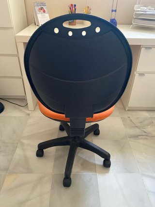 Silla de escritorio naranja y negra