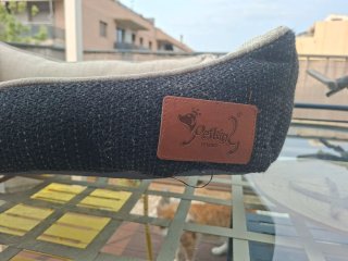 Cama para mascotas beige y negra