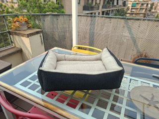 Cama para mascotas beige y negra