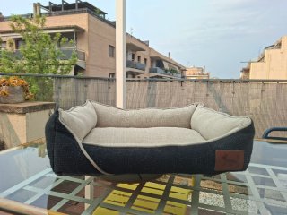 Cama para mascotas beige y negra