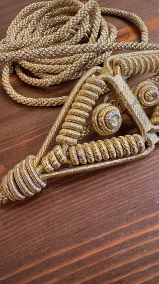 Cinturón cordón dorado hilos metálicos