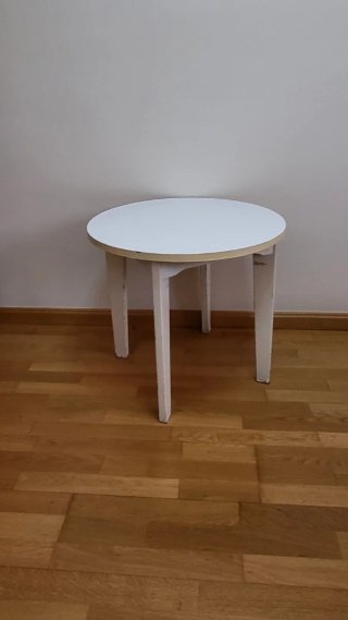 Mesa redonda de madera blanca
