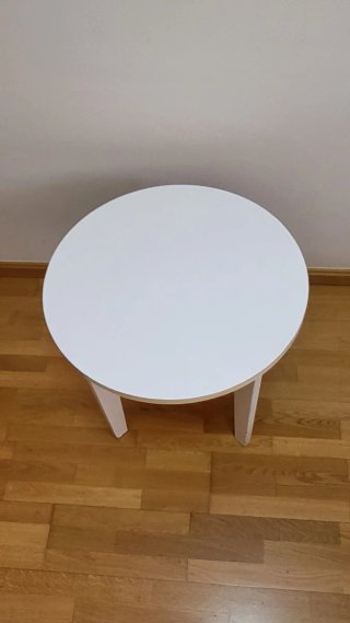 Mesa redonda de madera blanca