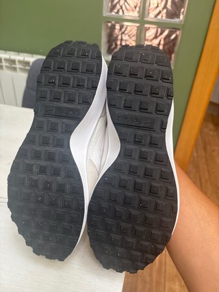 Zapatillas Nike Beige y Blancas