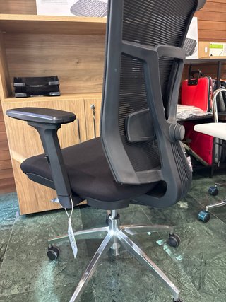 Silla de oficina ergonómica negra