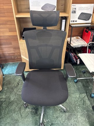 Silla de oficina ergonómica negra