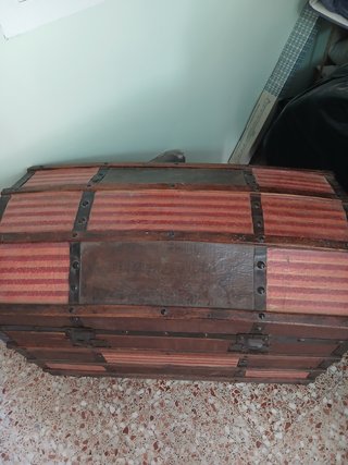 Baúl antiguo madera forrado tela