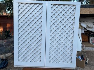 PUERTAS CON CELOSIA BLANCA EN MARCO DE MADERA