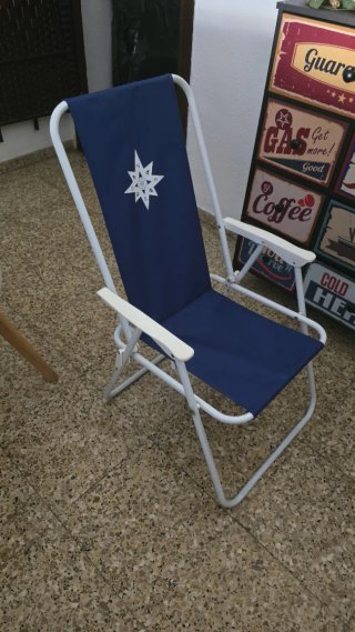 Silla plegable playa azul y blanca