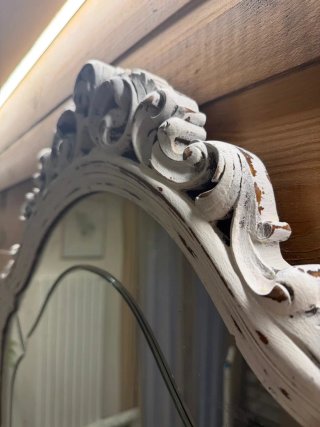Tocador antiguo blanco con espejo