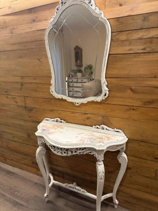 Tocador antiguo blanco con espejo