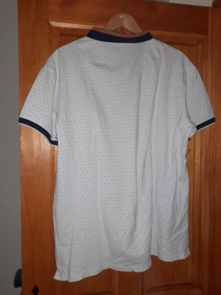 Polo Hombre Blanco con Puntos Azules