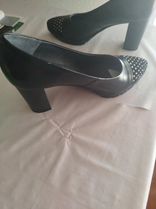 Zapatos de tacón negros con tachuelas