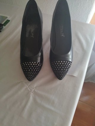 Zapatos de tacón negros con tachuelas