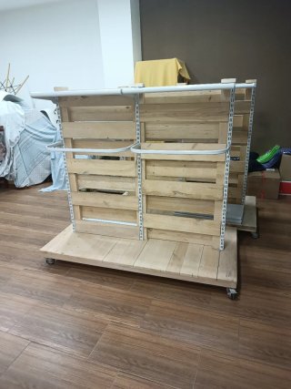 Estanterías de madera y metal