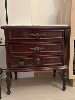 Comodini bordeaux con top in marmo