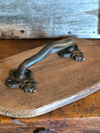 Antiguo tirador en bronce y hierro fundido