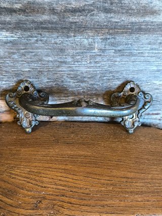 Antiguo tirador en bronce y hierro fundido