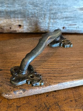 Antiguo tirador en bronce y hierro fundido