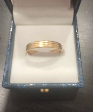 Anillo de oro 18K con diseño de líneas