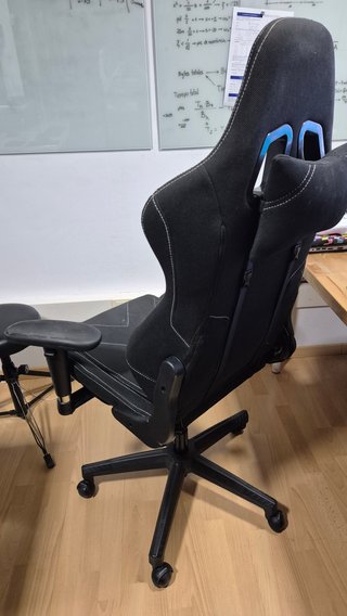 Silla Gaming Negra con reposapiés