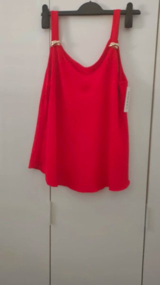 Blusa roja con detalles dorados