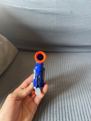 Pistola Nerf azul y naranja