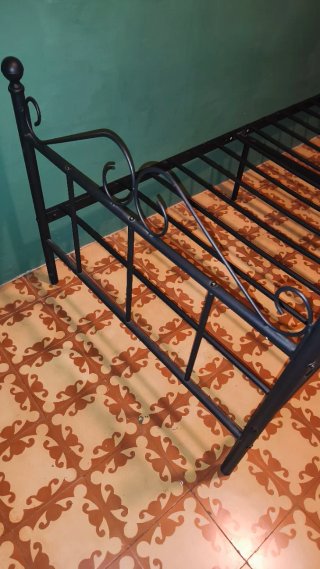 Cama de forja negra