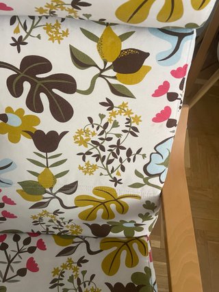 Sillón de tela con estructura de madera