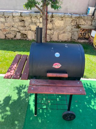 Barbacoa de carbón con mesas laterales