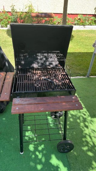 Barbacoa de carbón con mesas laterales