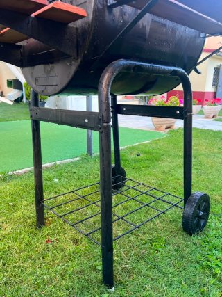 Barbacoa de carbón con mesas laterales