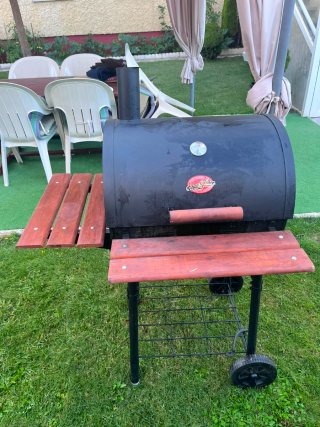 Barbacoa de carbón con mesas laterales
