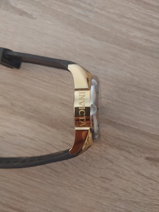 Reloj Invicta Dorado y Negro