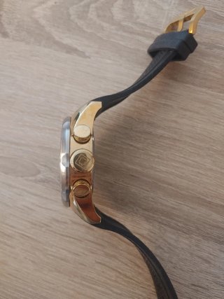 Reloj Invicta Dorado y Negro
