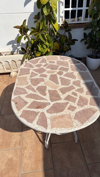 Tavolo da giardino ovale in pietra e metallo