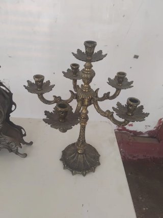 Reloj y candelabros de bronce