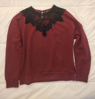 Camiseta SHEIN con encaje negro