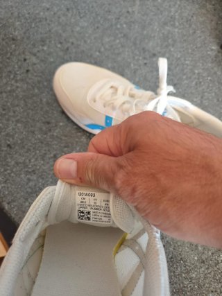 Tenis Asics blancos y azules