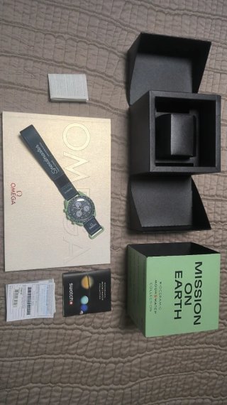 Omega x Swatch Speedmaster Earth orologio al quarzo