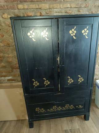 Aparador de madera negro con detalles dorados