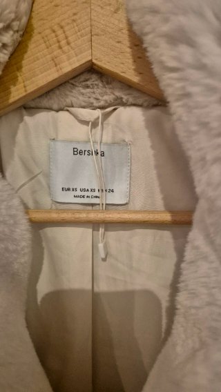 Abrigo pelo sintético Bershka crema