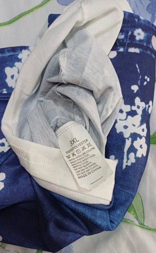 Vestido de verano azul y blanco