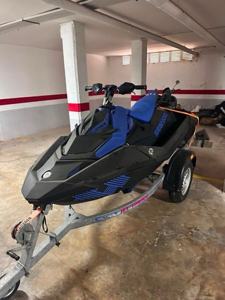 Moto de agua Sea-Doo SPARK remolque incluido