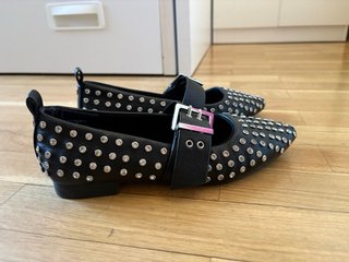 Bailarinas negras con tachuelas y hebilla