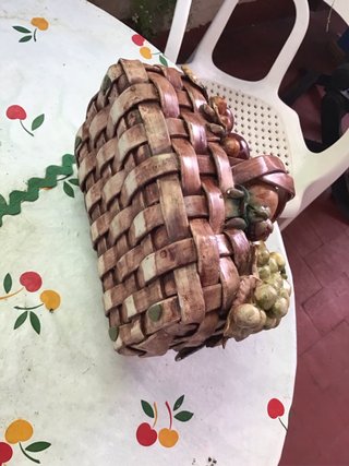 Cesta de cerámica con frutas decorativas